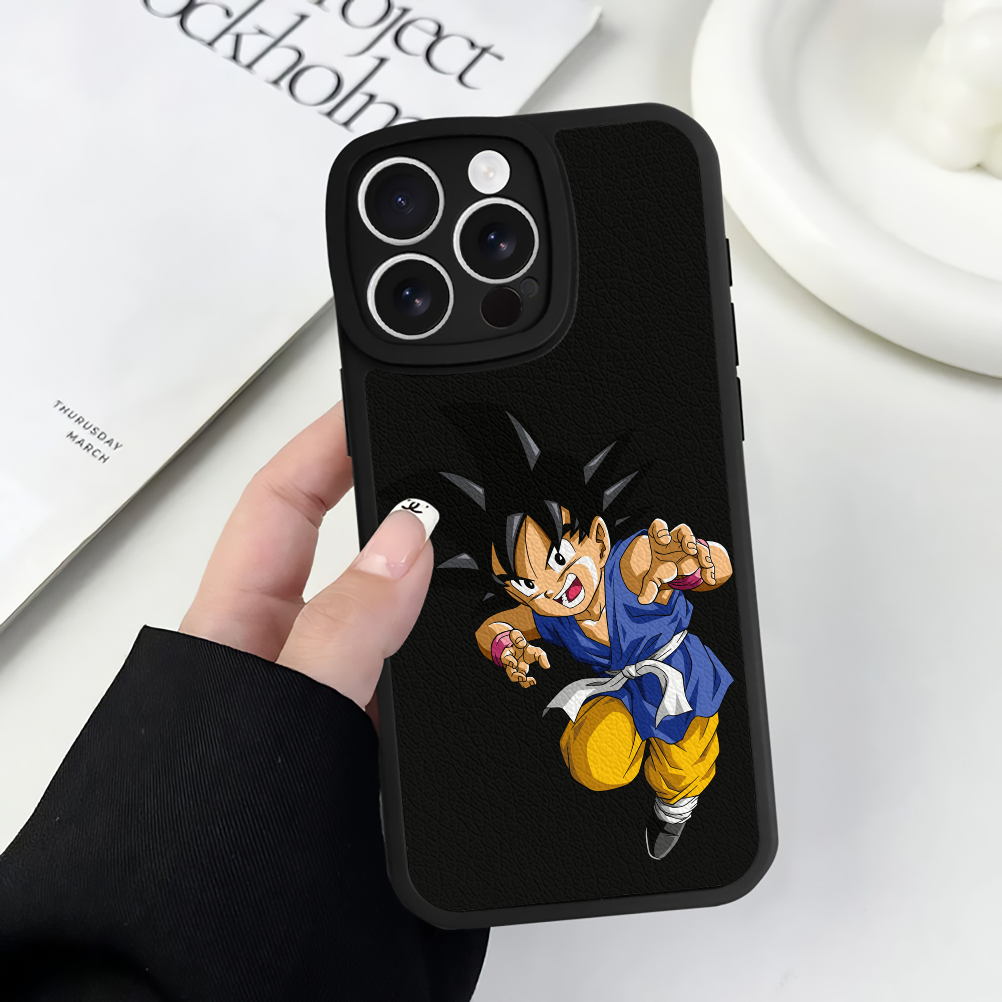 （画像用） ドラゴンボール 孫悟空（そん ごくう）Son Goku カカロット DRAGON BALL Kakarotto 【iPhone 16シリーズ対応】シリコンスマホケース（レザー調） 材質：シリコン